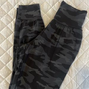 Athleta salutation joggers camo XS